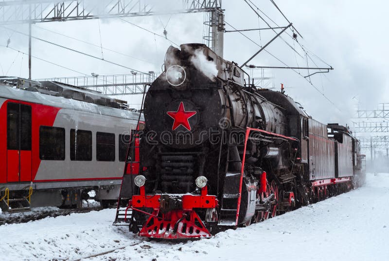 Dampflokomotive und moderner Mehrfacheinheitszugstand nahe gelegen an der Station lizenzfreie stockfotos Dampflokomotive und moderner Mehrfacheinheitszugstand nahe gelegen an der Station lizenzfreie stockfotos