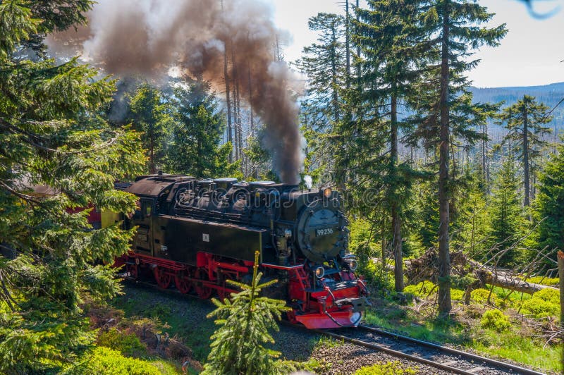 Dampflokomotive, welche oben die Hügel von Brocken-Berg antreibt stockfotos Dampflokomotive, welche oben die Hügel von Brocken-Berg antreibt stockfotos