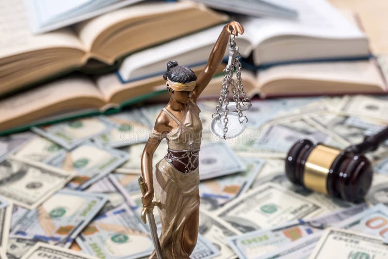 Damrättvisa eller themis, bok och auktionsklubba på dollar fotografering för bildbyråer Damrättvisa eller themis, bok och auktionsklubba på dollar fotografering för bildbyråer