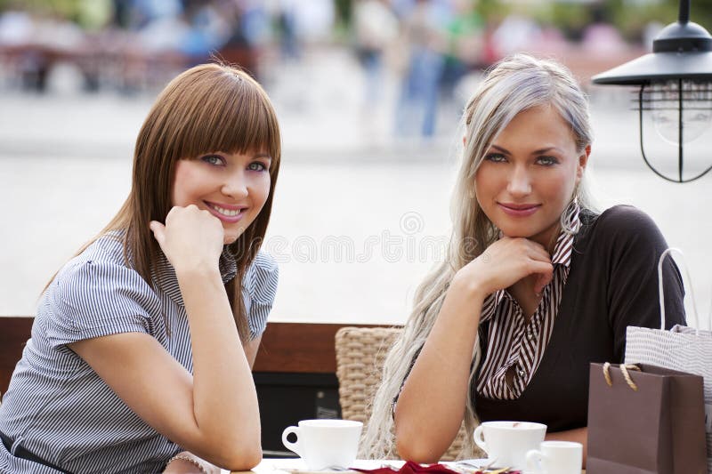 damy plenerowi obsiadania dwa potomstwa obraz royalty free damy plenerowi obsiadania dwa potomstwa obraz royalty free