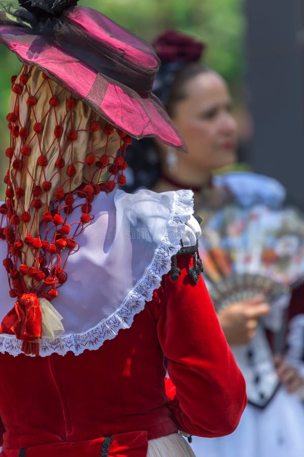 Dançarino Maduro Espanhol Das Mulheres No Traje Tradicional Foto