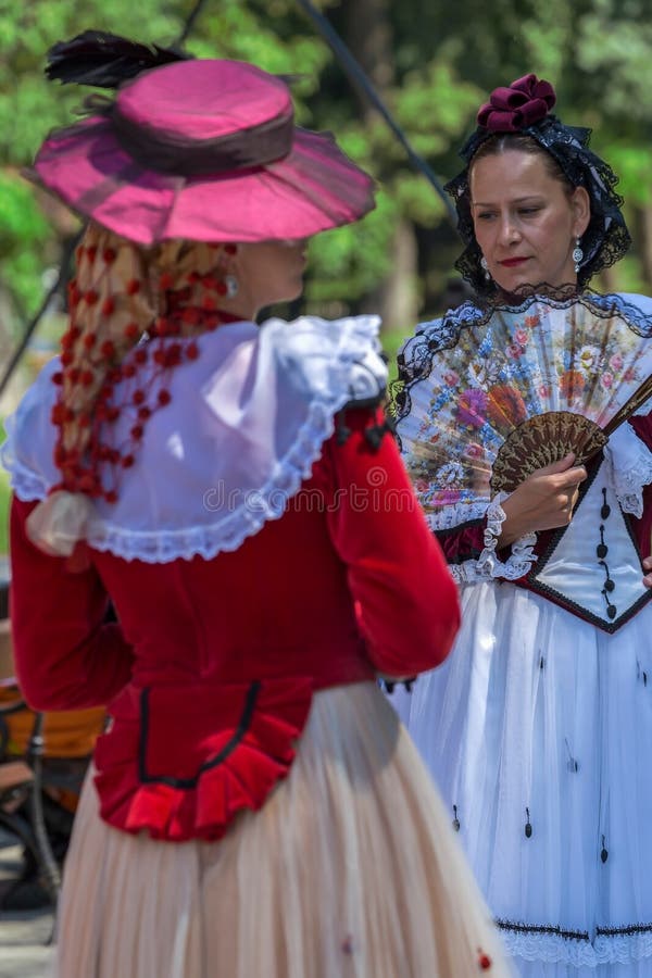 Dançarino Maduro Espanhol Das Mulheres No Traje Tradicional Foto