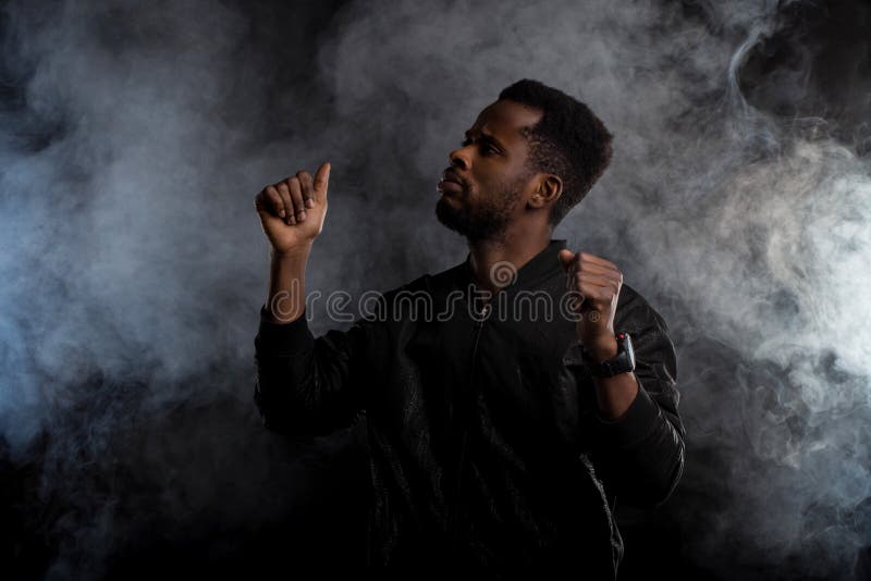 Dan?a afro-americano consider?vel nova do homem na obscuridade fotos de stock Dan?a afro-americano consider?vel nova do homem na obscuridade fotos de stock