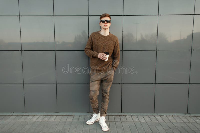 Dana den stiliga hipstermannen med kaffe i solglasögon royaltyfria foton