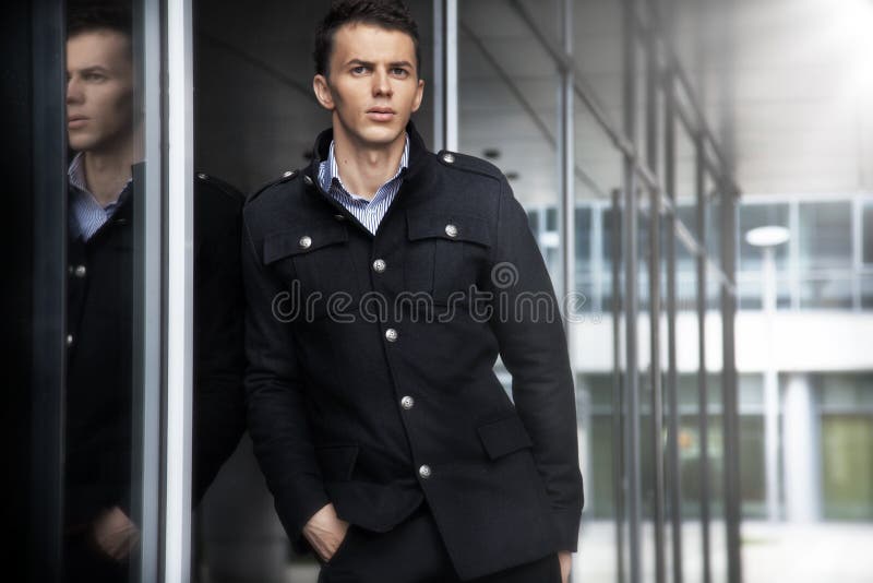 Dana mannen med dräkten som poserar på det moderna kontoret arkivbilder Dana mannen med dräkten som poserar på det moderna kontoret arkivbilder
