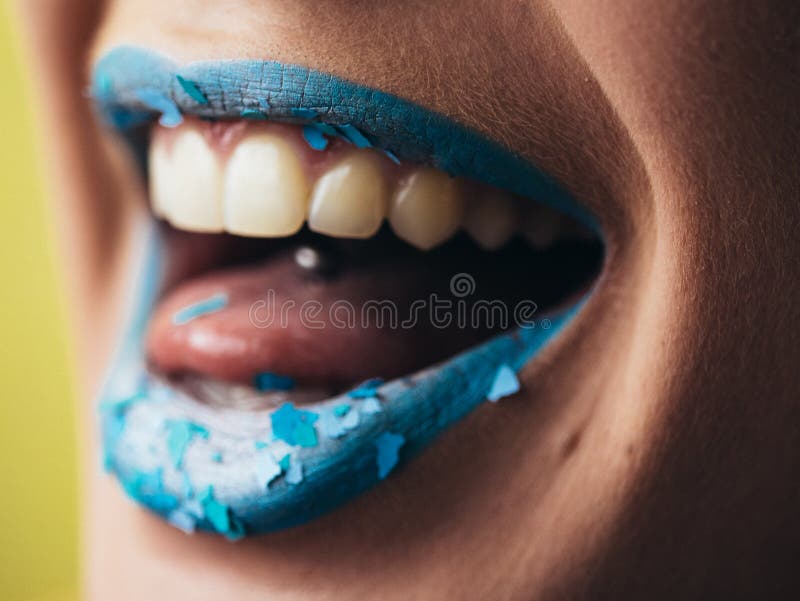 Dana och skönhet Idérik kantmakeup konstnärligt smink Härligt makroskott av kvinnligdunskanter royaltyfria foton Dana och skönhet Idérik kantmakeup konstnärligt smink Härligt makroskott av kvinnligdunskanter royaltyfria foton