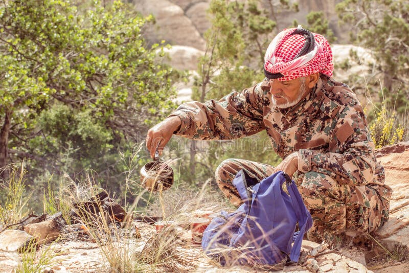 DANA rezerwat przyrody JORDANIA, KWIECIEŃ, - 27, 2016: Arabski mężczyzna obrazy stock