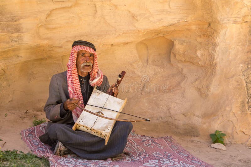 DANA rezerwat przyrody JORDANIA, KWIECIEŃ, - 27, 2016: Arabski mężczyzna z instrumentem obraz stock