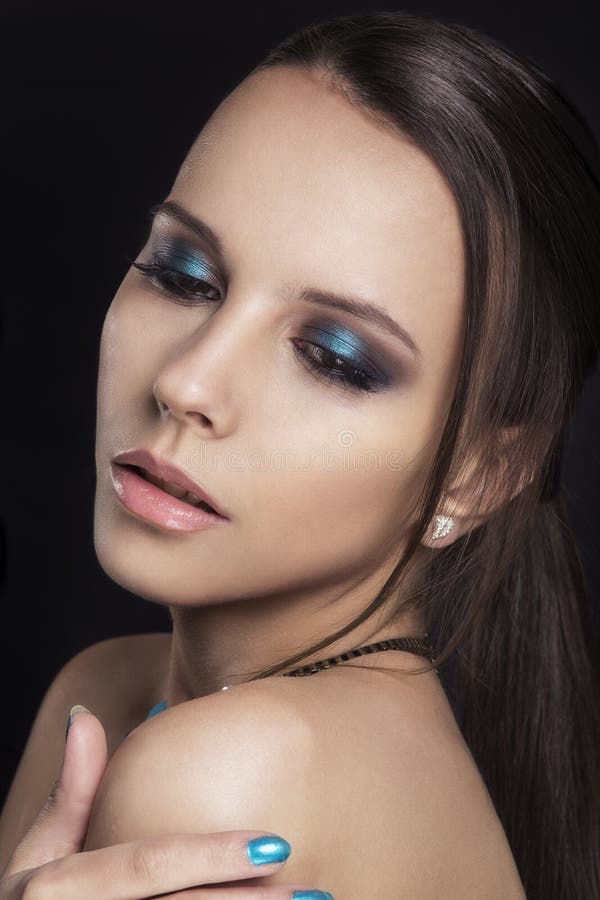 Dana skönhetflickan ursnygg ståendekvinna Vogue stil frisyr kvinnan med pinnen Mode utformar Sexig glamourflicka port arkivfoto Dana skönhetflickan ursnygg ståendekvinna Vogue stil frisyr kvinnan med pinnen Mode utformar Sexig glamourflicka port arkivfoto