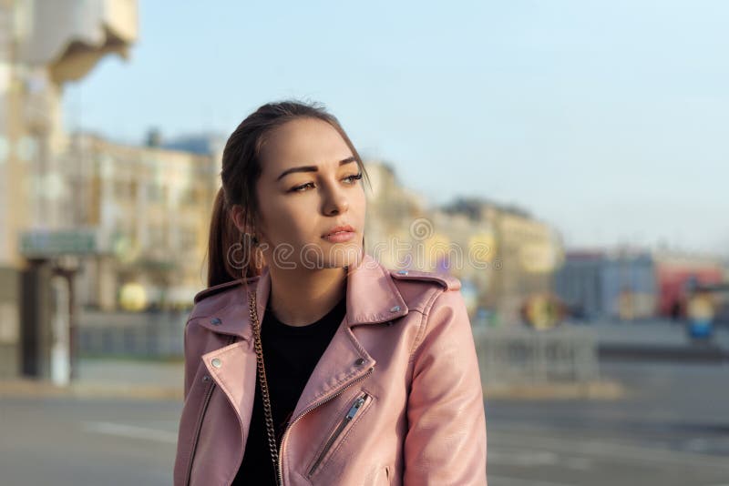 Dana ståenden av en härlig flicka som ser den inställande suen fotografering för bildbyråer Dana ståenden av en härlig flicka som ser den inställande suen fotografering för bildbyråer