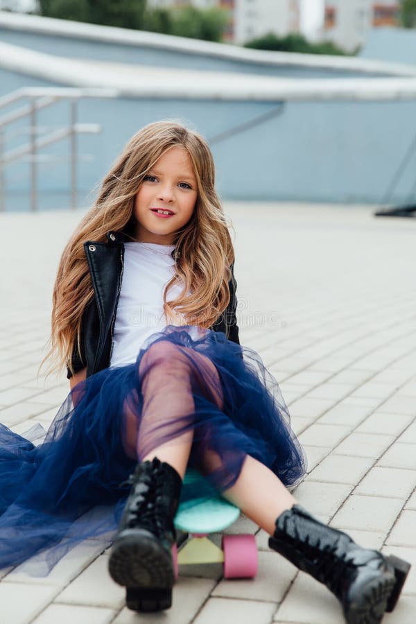 Dana ungeschoolgirlwithskateboarden i staden på gatan arkivbild Dana ungeschoolgirlwithskateboarden i staden på gatan arkivbild