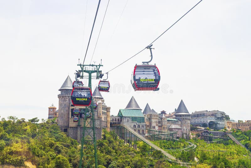 Danang, Vietnam - 24. Juni 2019: Ansicht des Ba-Na-Hügel-Höhenkurorts mit der längsten Drahtseilbahn in Ba-Na-Hügeln, Da Nang-Sta stockfoto Danang, Vietnam - 24. Juni 2019: Ansicht des Ba-Na-Hügel-Höhenkurorts mit der längsten Drahtseilbahn in Ba-Na-Hügeln, Da Nang-Sta stockfoto