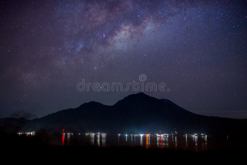 Populer 26+ Danau At Night