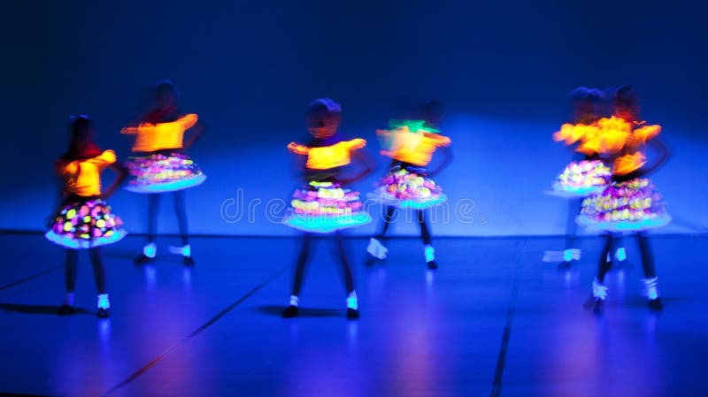Farbistý fáza scéna počas tanec.