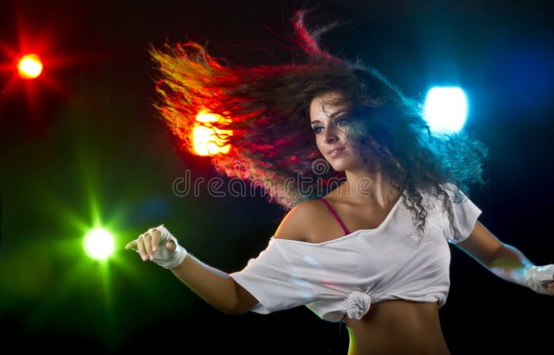 Mujer joven bailar sobre el fiesta las luces.