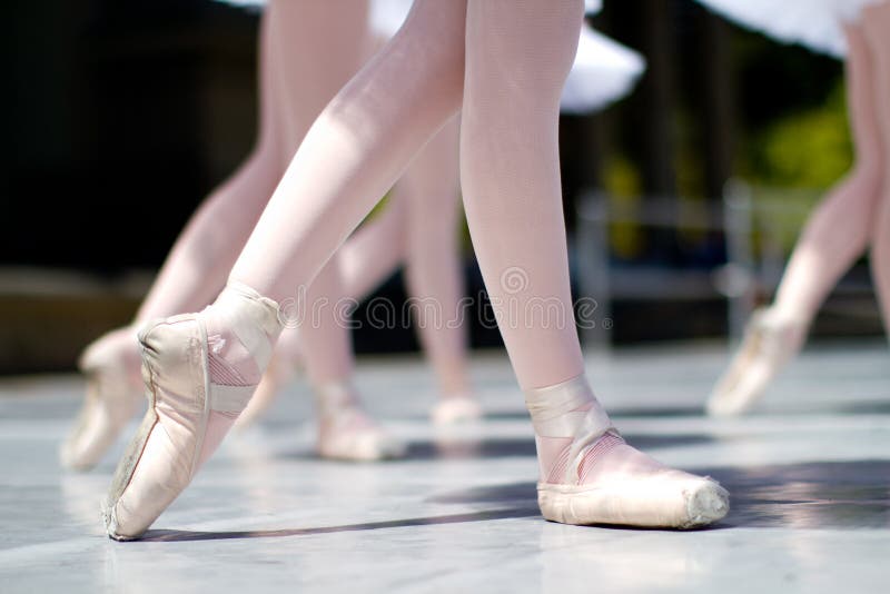 Bailarín calentando arriba en bailar estudio.