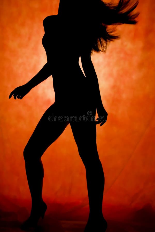 Una mujer bailar, silueta antes.