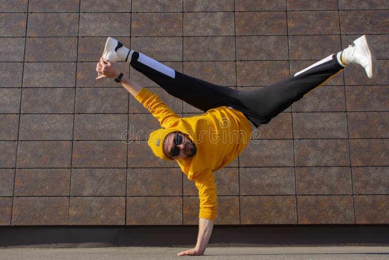 Dancer på gatan dansar på gatan. bboy gör en akrobatisk elementöverstrålning arkivbilder
