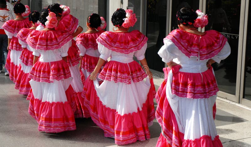 Mexicano bailar companía de actuación preparación sobre el dar sobre el fuerza.