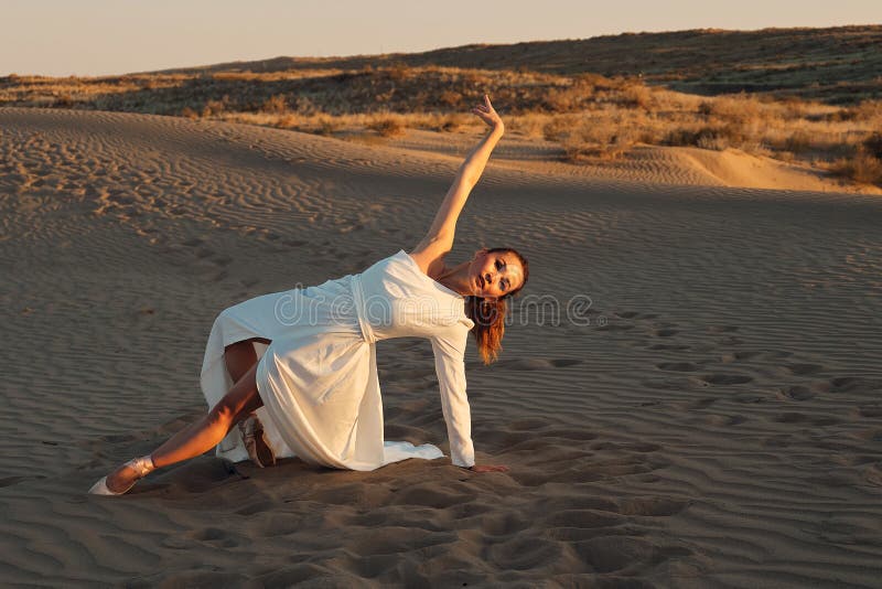 Dances in the desert in white dress