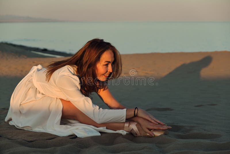 Dances in the desert in white dress