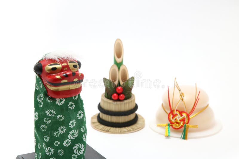 DanceShishimai de lion, un cakeKagamimochi rond de riz, et bambookadomatsu sur le fond blanc image stock DanceShishimai de lion, un cakeKagamimochi rond de riz, et bambookadomatsu sur le fond blanc image stock