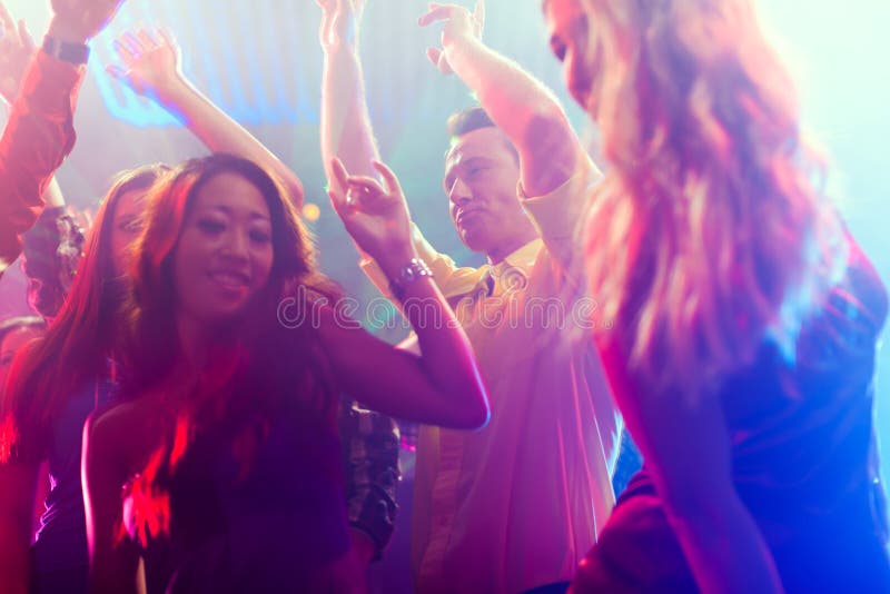 Dancing della gente del partito nella discoteca o nel randello