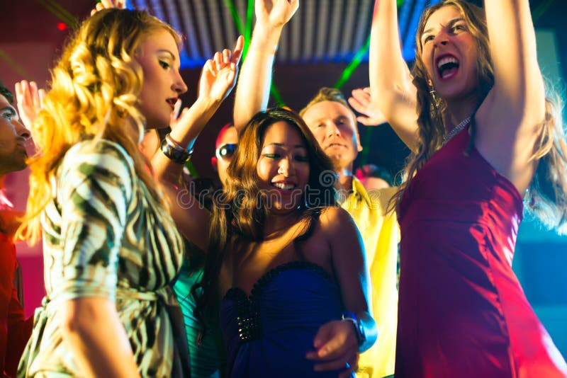 Dancing della gente del partito nella discoteca o nel randello