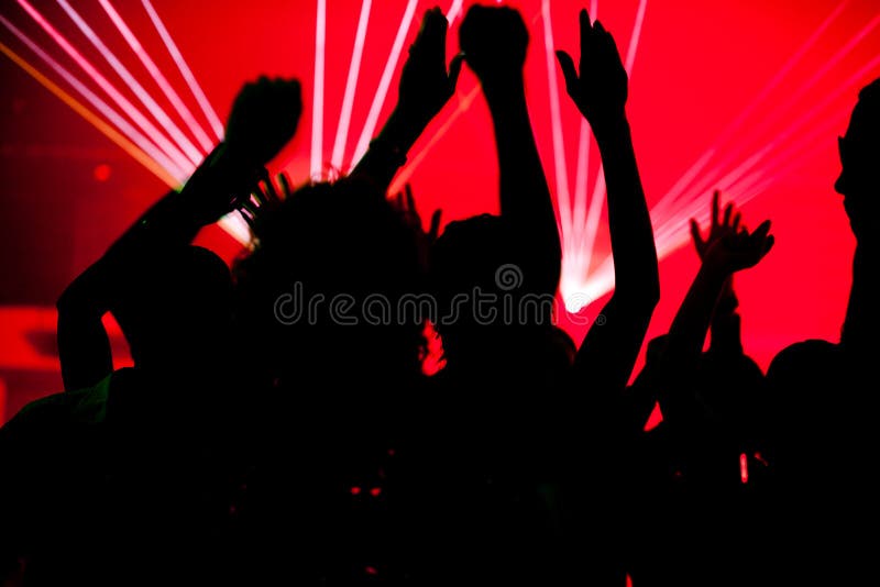 Dancing della gente nel randello con il laser fotografie stock libere da diritti Dancing della gente nel randello con il laser fotografie stock libere da diritti