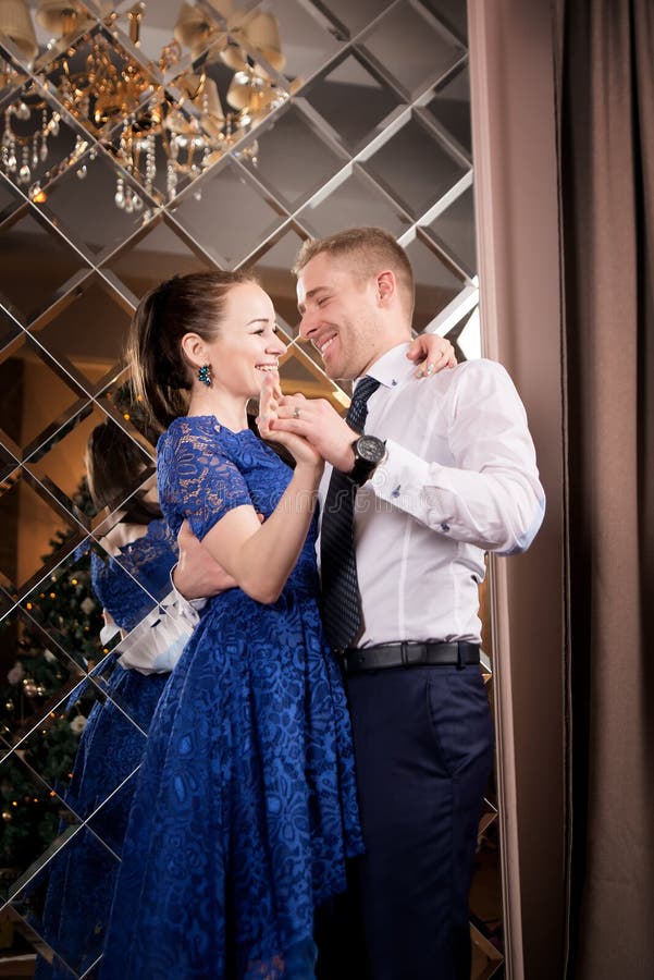 Dancing delle coppie di amore Relazione romantica felice Interiore di lusso fotografia stock libera da diritti Dancing delle coppie di amore Relazione romantica felice Interiore di lusso fotografia stock libera da diritti