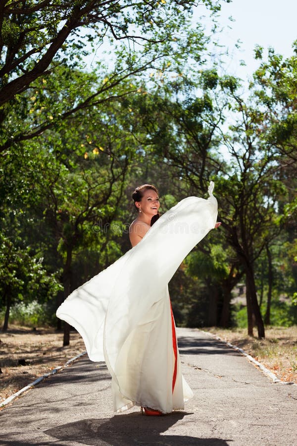 Dancing europeo della sposa nel parco fotografie stock libere da diritti Dancing europeo della sposa nel parco fotografie stock libere da diritti