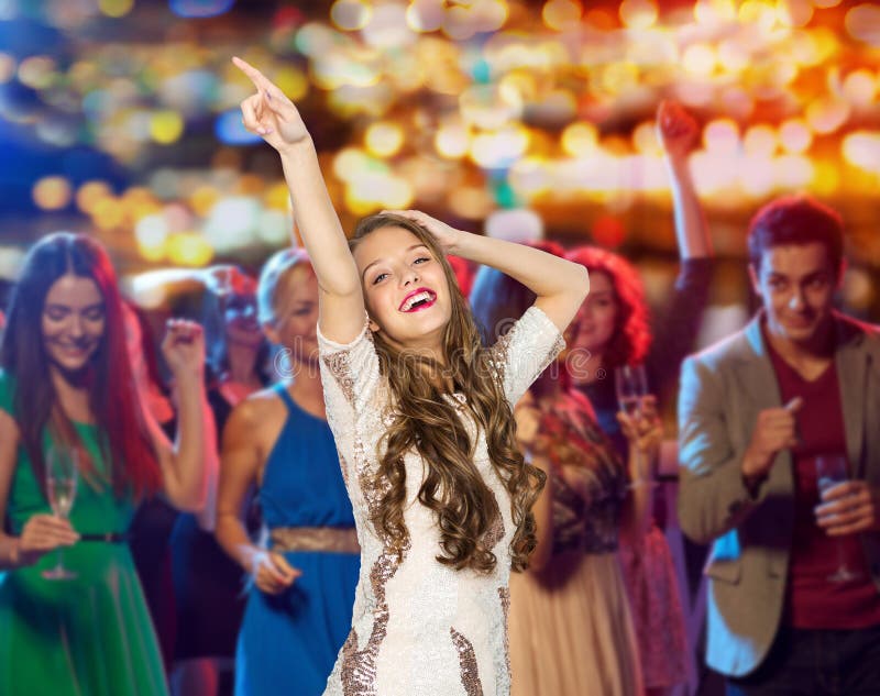 Dancing felice della giovane donna al night-club