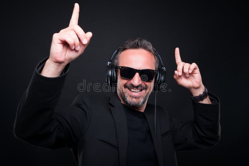 Dancing maschio esclusivo felice e musica d'ascolto fotografia stock libera da diritti Dancing maschio esclusivo felice e musica d'ascolto fotografia stock libera da diritti