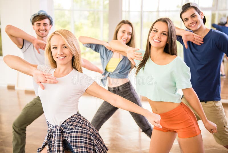 Giovani ballare la gente in palestra durante l'allenamento ballerino di allenamento allenamento con felice fresca energia.