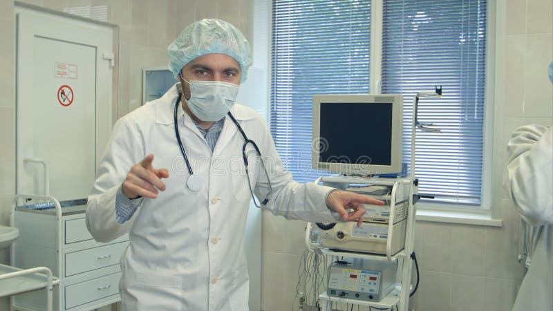 Dancing piacevole di medico in un modo divertente fotografia stock libera da diritti Dancing piacevole di medico in un modo divertente fotografia stock libera da diritti