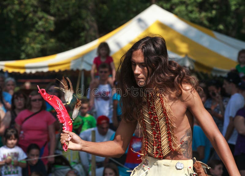 Dancing tribale di festival indiano dell'nativo americano fotografie stock Dancing tribale di festival indiano dell'nativo americano fotografie stock