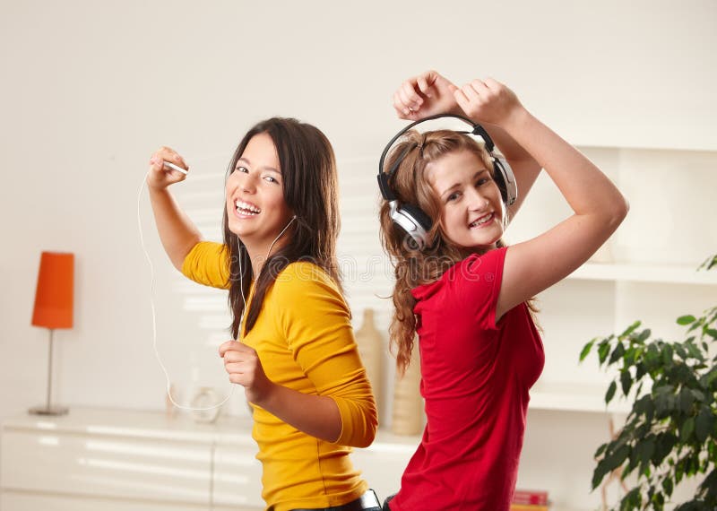 Dancingowych dziewczyn szczęśliwa muzyka