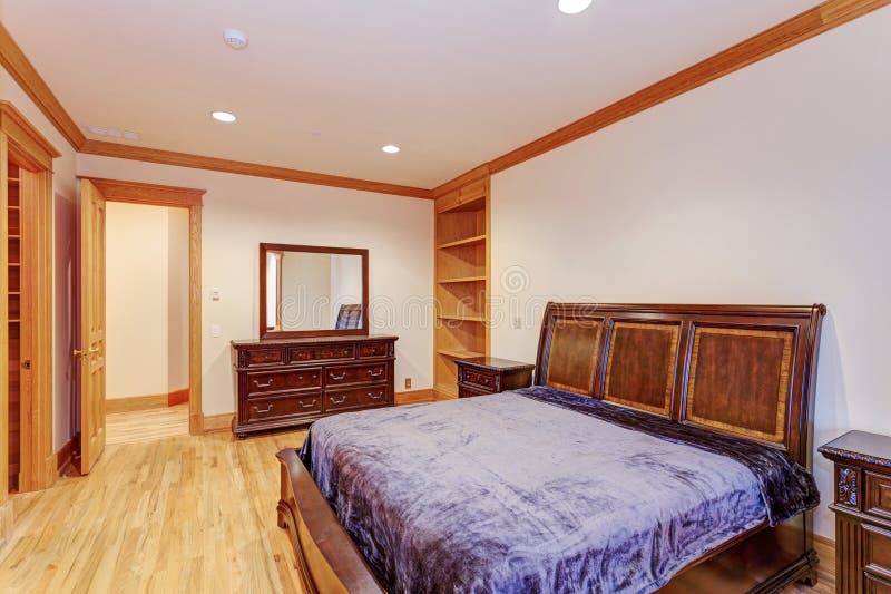Dando boas-vindas ao quarto da mansão com um assoalho de folhosa claro imagem de stock Dando boas-vindas ao quarto da mansão com um assoalho de folhosa claro imagem de stock