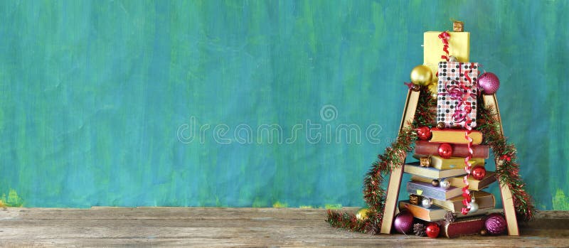 Dando Livros Para O Natal Com O Natal Tratando Literatura E Ensinando Presentes Educacionais Presentes No Natal Cristão Conceito C Imagem de Stock - Imagem de feriado, interior: 232410201 Dando Livros Para O Natal Com O Natal Tratando Literatura E Ensinando Presentes Educacionais Presentes No Natal Cristão Conceito C Imagem de Stock - Imagem de feriado, interior: 232410201