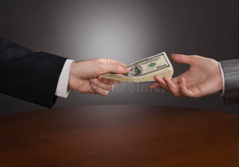 Dando o dinheiro imagens de stock Dando o dinheiro imagens de stock