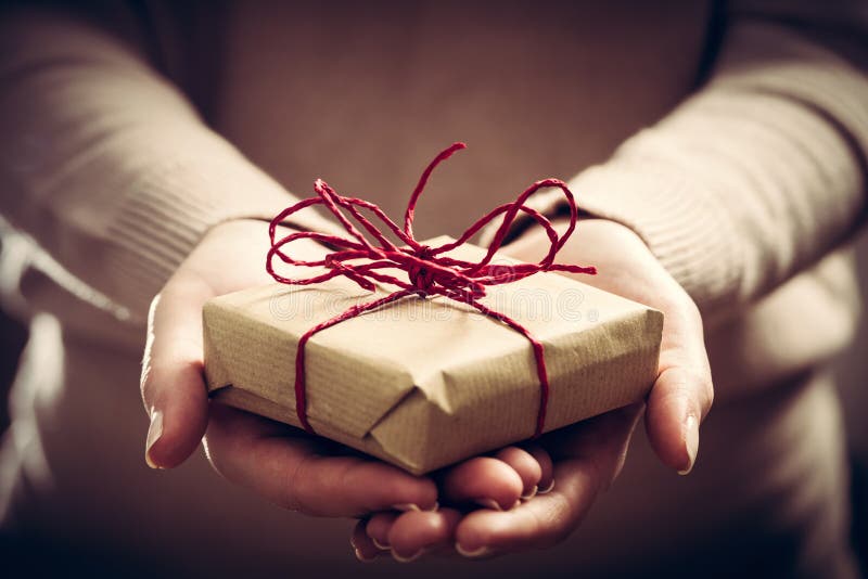 Dando un regalo, presente hecho a mano envuelto en papel fotos de archivo libres de regalías Dando un regalo, presente hecho a mano envuelto en papel fotos de archivo libres de regalías
