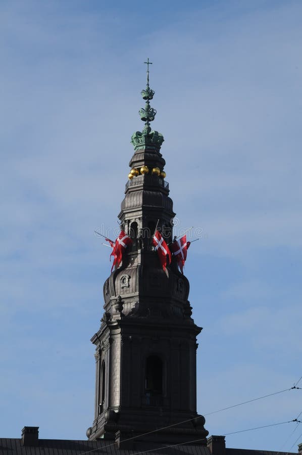 DANEBROG połówki maszt PRZY CHRISTIANSBORG pałac zdjęcia royalty free DANEBROG połówki maszt PRZY CHRISTIANSBORG pałac zdjęcia royalty free