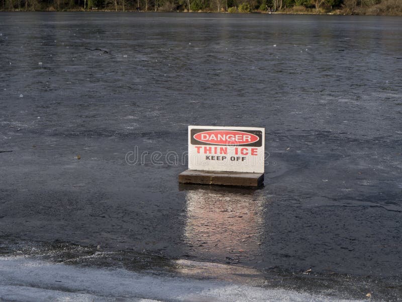 Danger, glace mince photos libres de droits