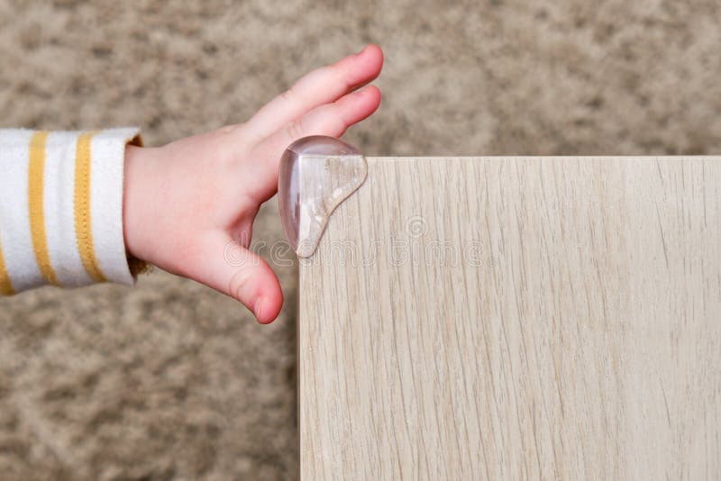 Danger Pour Bébé Frappé Le Coin De La Table. Protéger Les Enfants Du  Mobilier De Maison Protection Des Enfants Photo stock - Image du automne,  conception: 243383250