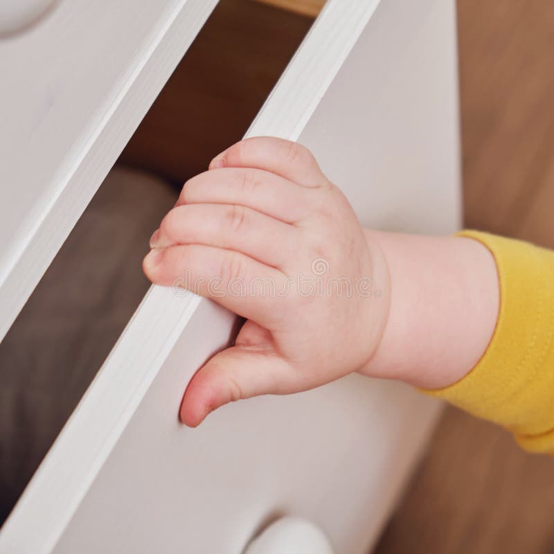 Danger Pour Bébé Frappé Le Coin De La Table. Protéger Les Enfants Du  Mobilier De Maison Protection Des Enfants Image stock - Image du  kindergarten, automne: 244410741