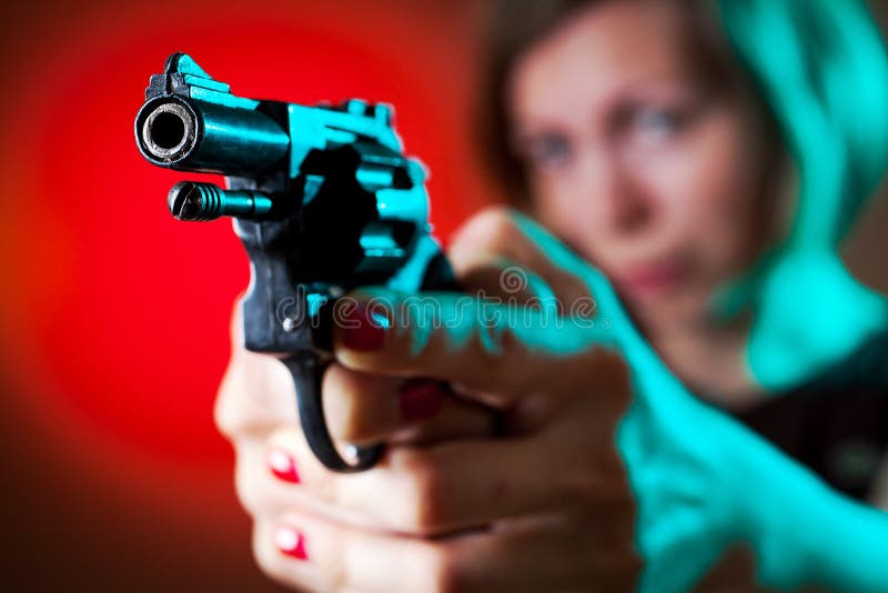 Nebezpečná žena s pištoľou v ruke (zameranie na zbraň)