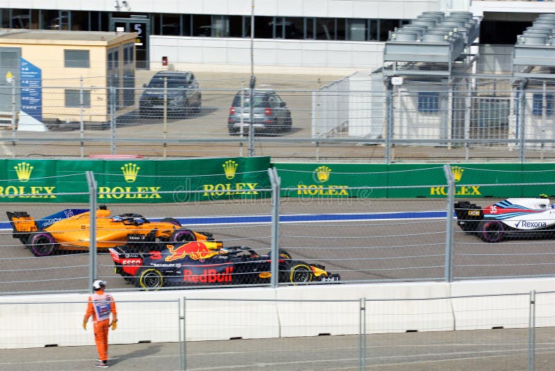 Daniel Ricciardo sorpassa Fernando Alonso Formula 1 Soci Russia immagine stock libera da diritti Daniel Ricciardo sorpassa Fernando Alonso Formula 1 Soci Russia immagine stock libera da diritti
