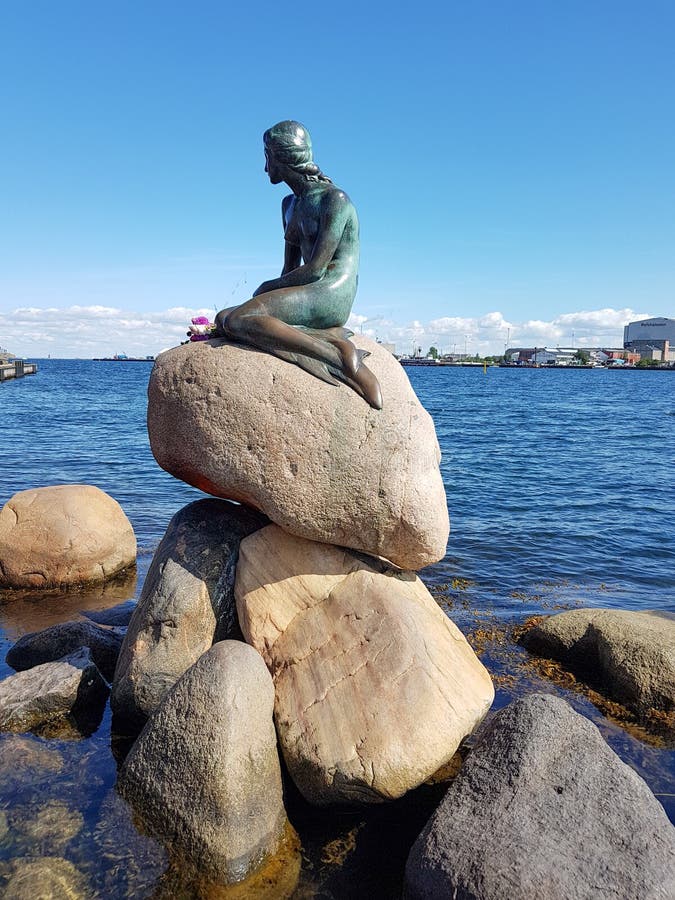 Danish Little Mermaid Statue Editorial Photography - Image of bronze ...