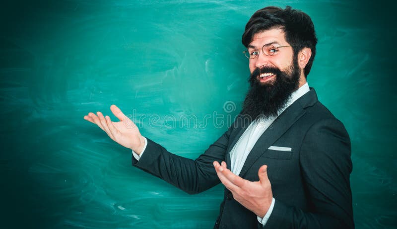 Dank u leraar Professor in klasse op bordachtergrond Portret van mannelijke Universitaire Student binnen Middelbare school stock fotografie Dank u leraar Professor in klasse op bordachtergrond Portret van mannelijke Universitaire Student binnen Middelbare school stock fotografie