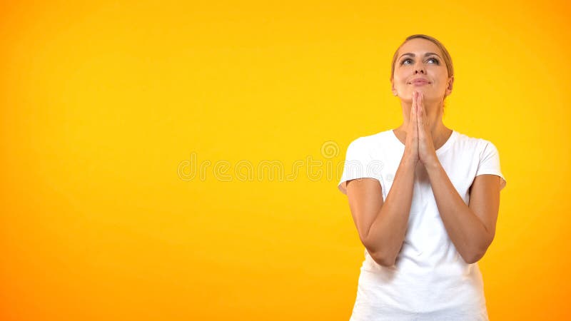 Dankbare junge Dame, die sich den Händen anschaut, träumt von der Frau, wartet auf das Wunder stockbilder